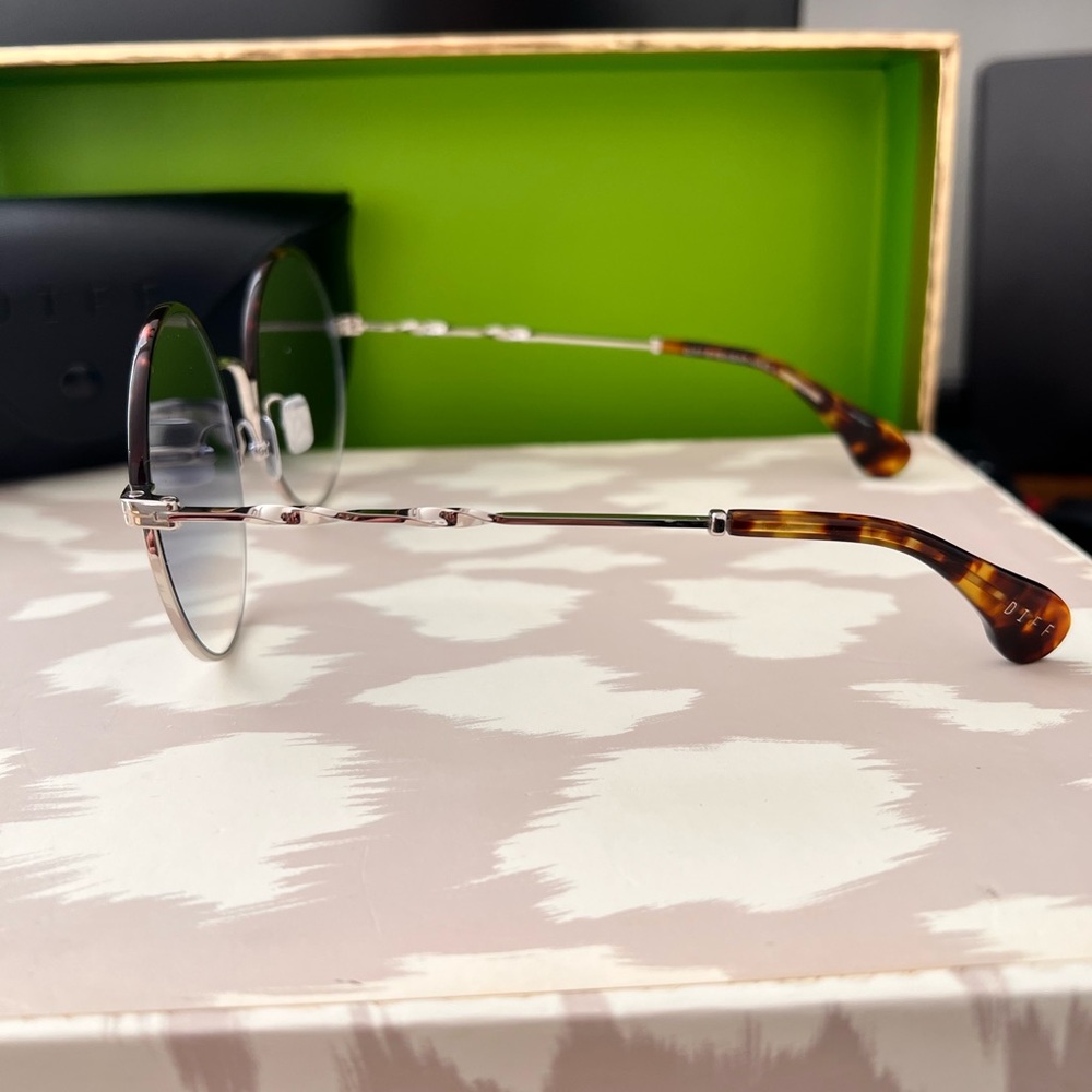 Diff Eyewear Tortoise Frame With Gradient Lenses - image 3